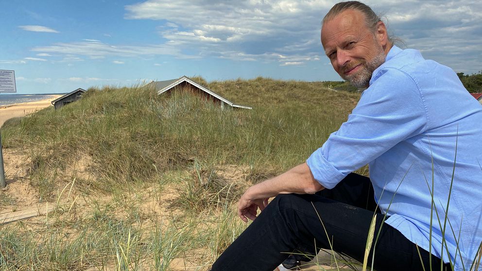 Per Danielsson sitter vid havet på Mellbystrands klitter.