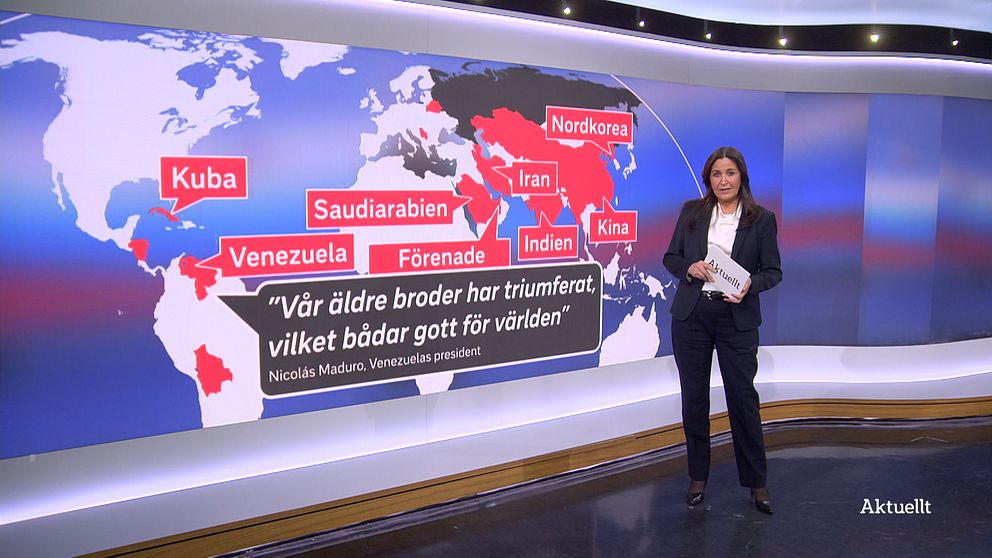 SVT:s programledare Katia Elliott framför en världskarta