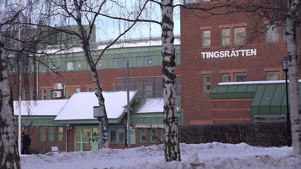 Fasaden på Östersunds tingsrätt i vinterskrud.