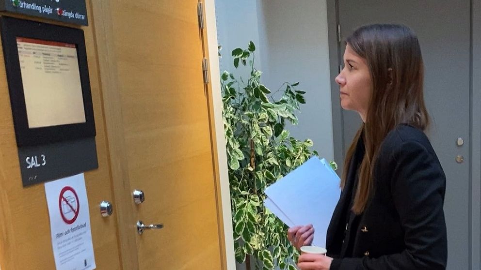 Åklagaren Maria Lindgren står utanför rättssalen i Sundsvalls tingsrätt och tittar mot dörren