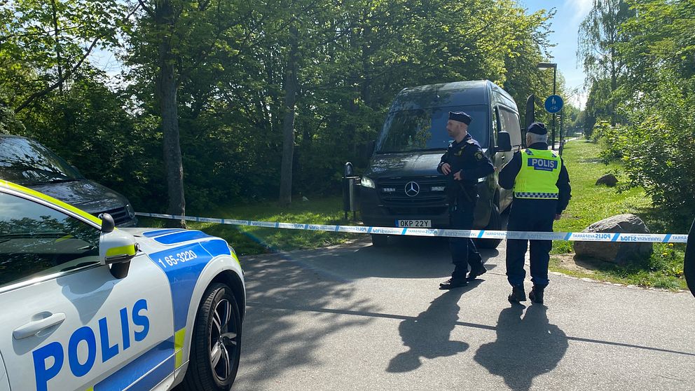 Polisen har spärrat av efter att ett misstänkt farligt föremål hittats vid en villa i Malmö.