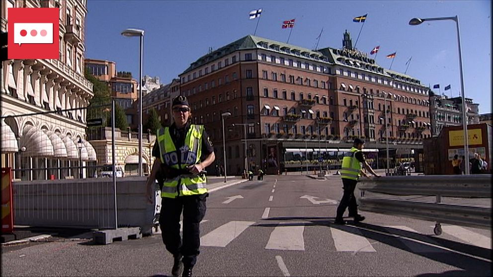 Poliser bevakar avspärrad gata framför Grand Hôtel i centrala Stockholm.