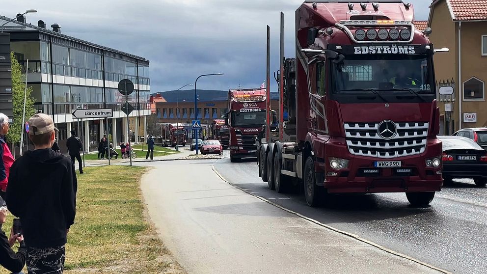 Flera lastbilar åker genom centrala Vilhelmina under demonstrationen