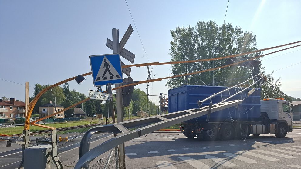 Lastbilschauffören glömde att sänka kranen.