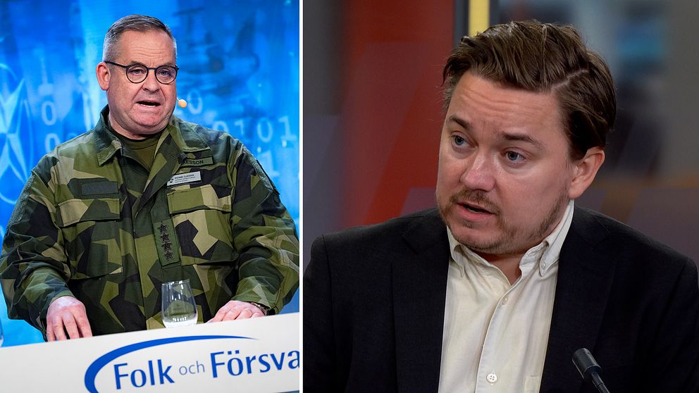 Bilden är en delad bild som visar två personer i olika miljöer. Den vänstra sektionen visar en person i militäruniform som står bakom en scen med en skylt med texten ”Folk och Försvar”. Den högra sektionen visar en person i en mörk kostym som sitter i en tv-studio.