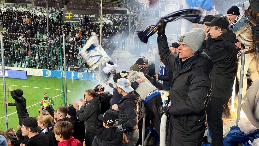 Supportrar på ståplatsläktaren firar GIF Sundsvalls ledningsmål genom att sjunga och att vifta med halsdukar