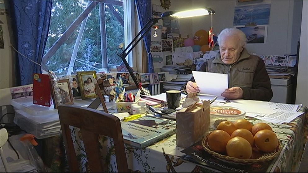85-årige Arne Gavelin sitter vid sitt skrivbord hemma i Bredbyn.