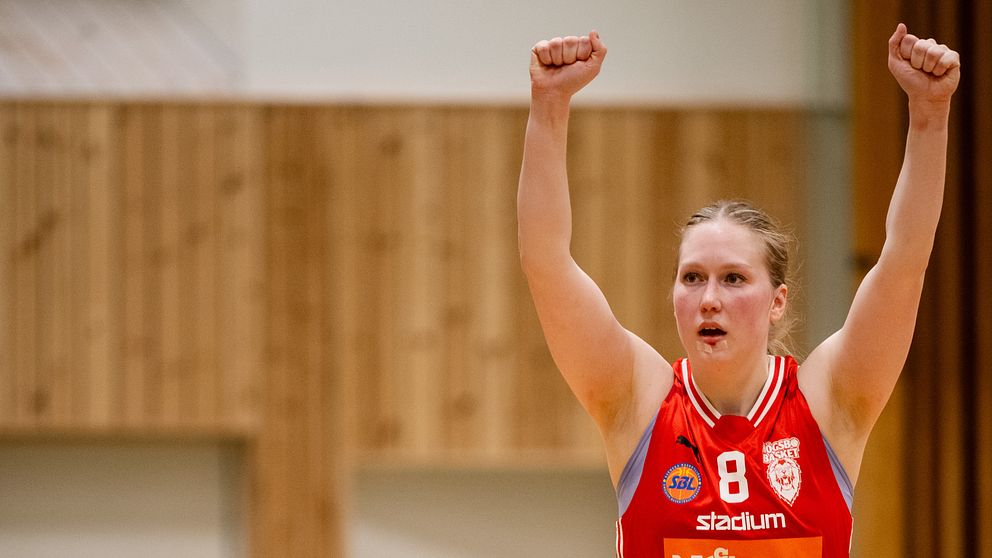 Högsbos Louise Noaksson jublar efter basketmatchen i damernas SBL mellan Alvik och Högsbo den 24 januari 2024 i Stockholm.