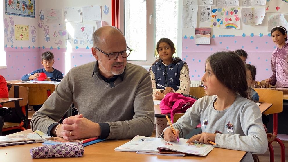Reporter Peter Nässén sitter i skolbänken bredvid en 10-årig romsk flicka. Hon medverkar i det skolprojekt som Hoppets stjärna driver i Rumänien.