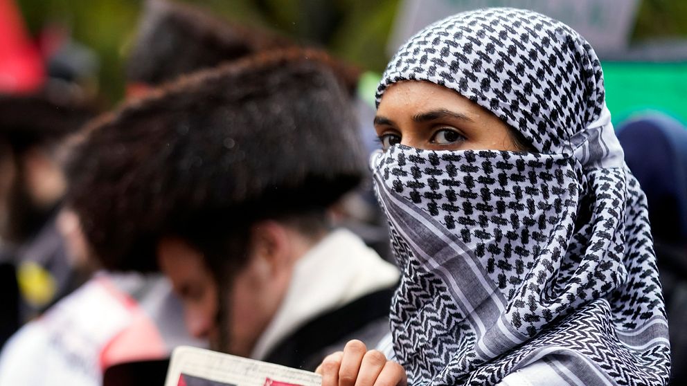 Person i palestinasjal på demonstration