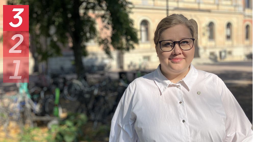 Kvinna framför träd och cyklar
