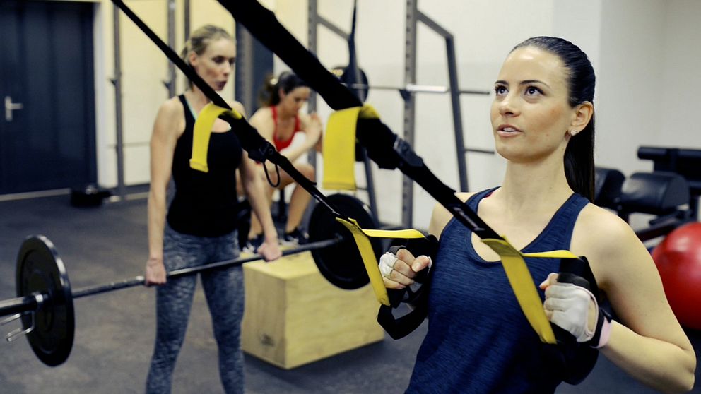 Kvinnor tränar på gym