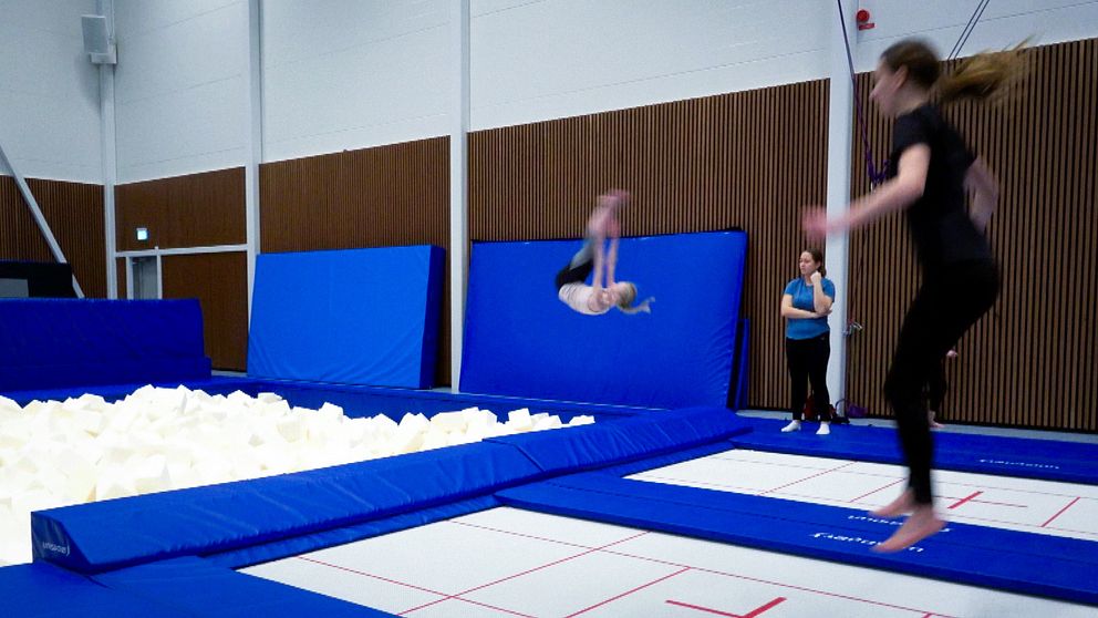 Hoppgrop i truppgymnastikhall i Kristinehamn med gymnaster