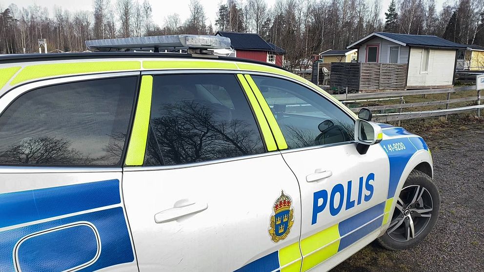 En polisbil i koloniområdet Lasstorp i Katrineholm