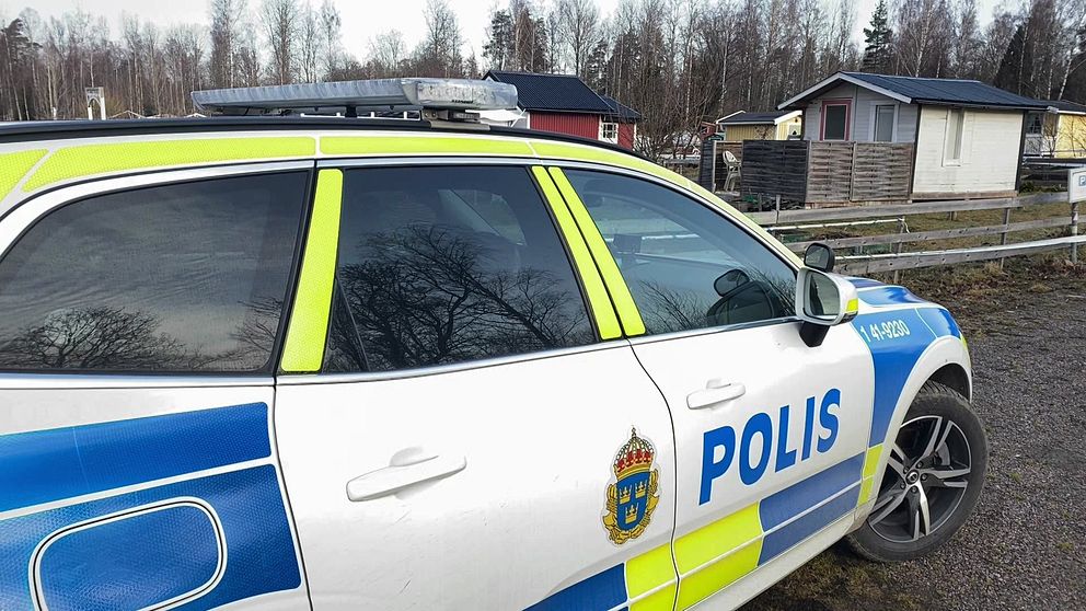En polisbil i koloniområdet Lasstorp i Katrineholm