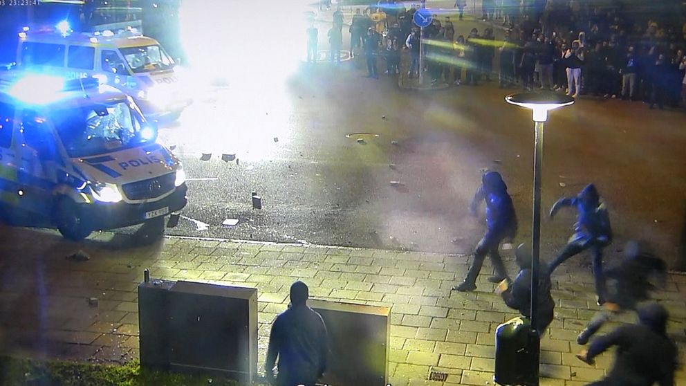 Ungdomar kastar sten mot polisen på Ramels väg i Malmö.