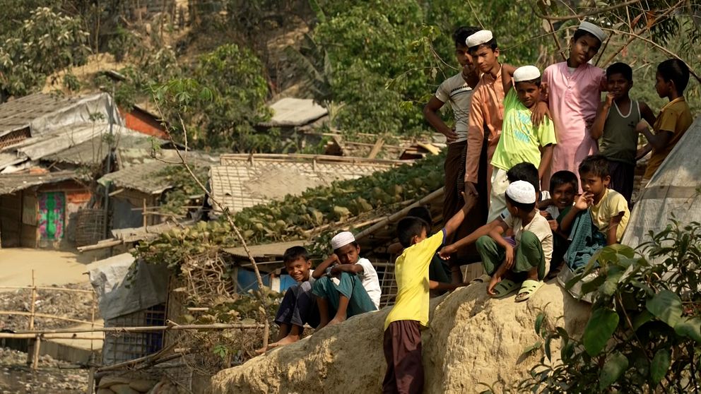 I Bangladesh bor en miljon människor i världens största flyktingläger. Här har rohingiyer fastnat, när grannländerna inte släpper in dem.