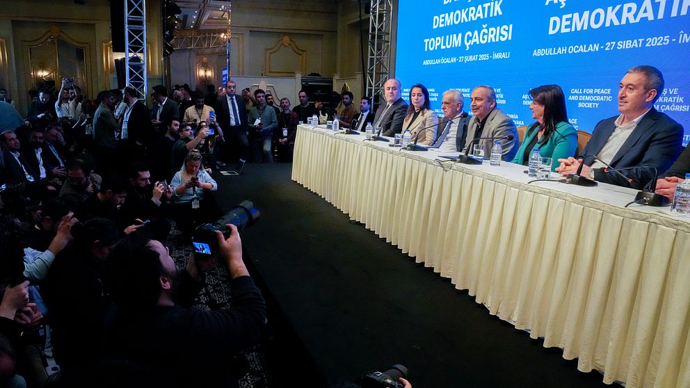 Beskedet om att PKK:s ledare vill avsluta stridigheterna kommer under en presskonferens med det prokurdiska partiet DEM.