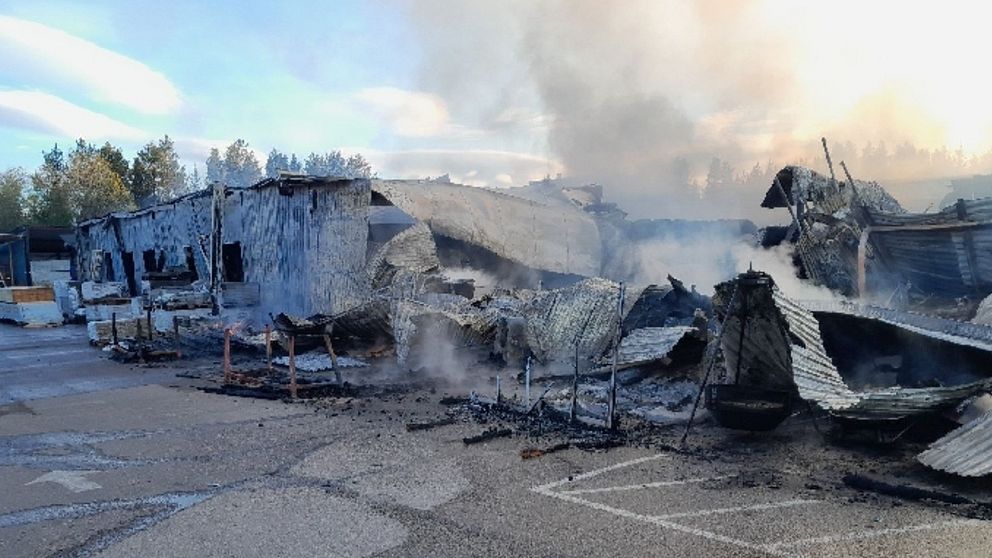 Det ryker från den utbrunna byggvarubutiken söder om Idre