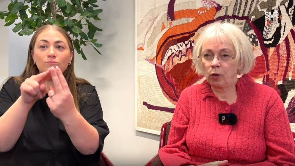 SVTs teckenspråkstolk sitter bredvid Torun Boucher, vänsterpartistisk äldreborgarråd i Stockholms stad.