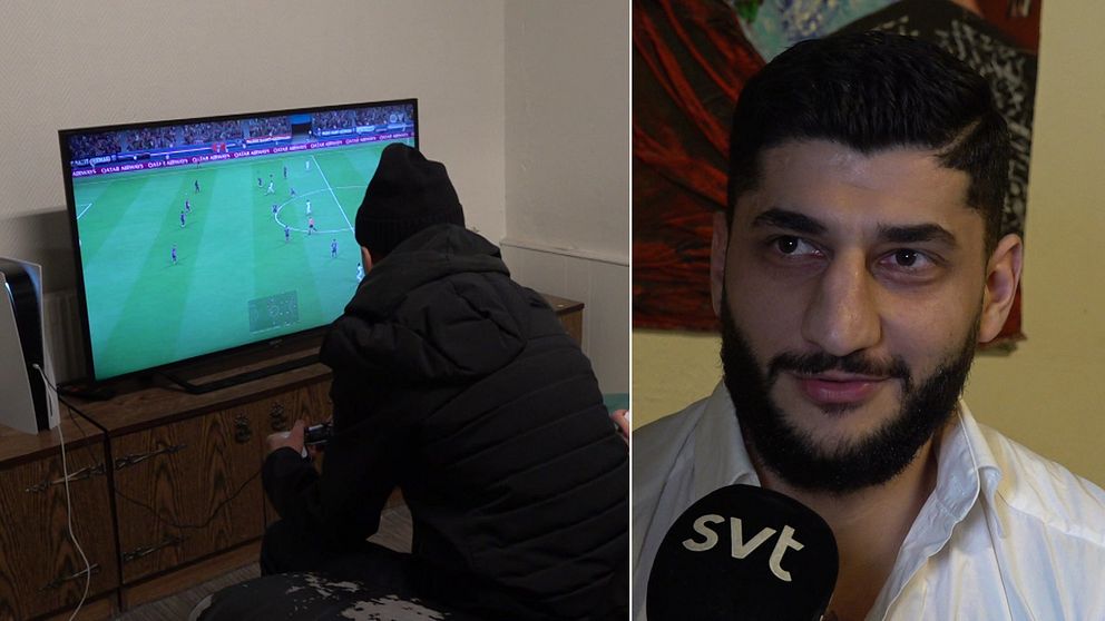 En delad bild som visar två scener. Den vänstra sektionen visar en person som spelar FIFA på en stor TV-skärm, med fokus på spelet och spelaren iförd en svart jacka. Den högra sektionen visar en man som pratar in i en mikrofon framför en reporter med en färgglad vägg i bakgrunden.