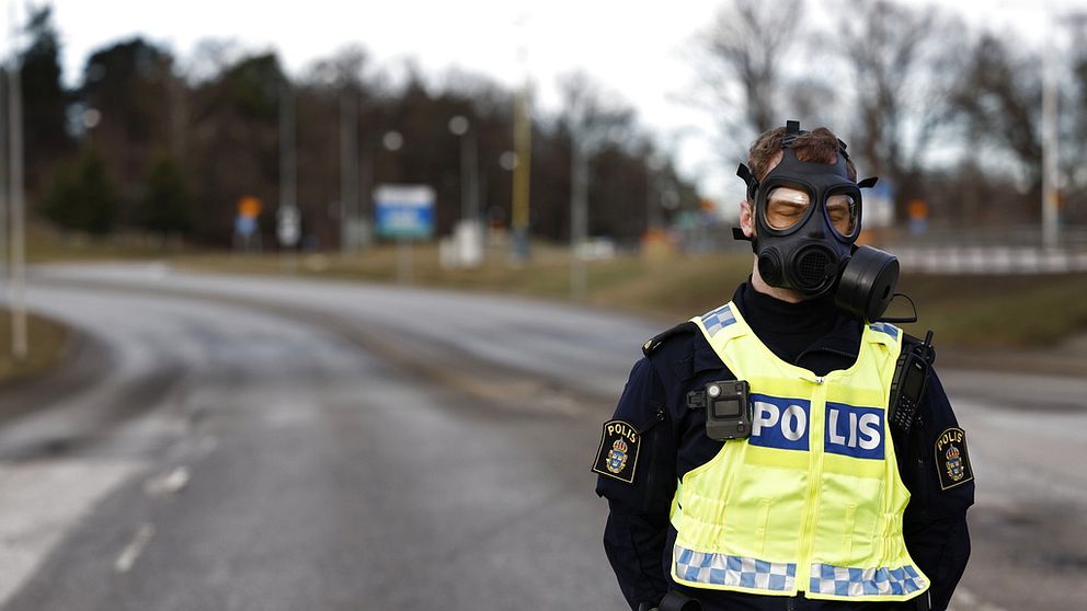 polis med gasmask.