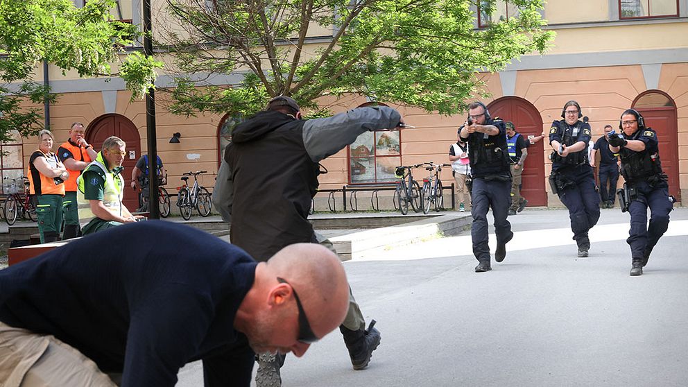 Poliser bekämpar en fingerad gärningsman under övningen