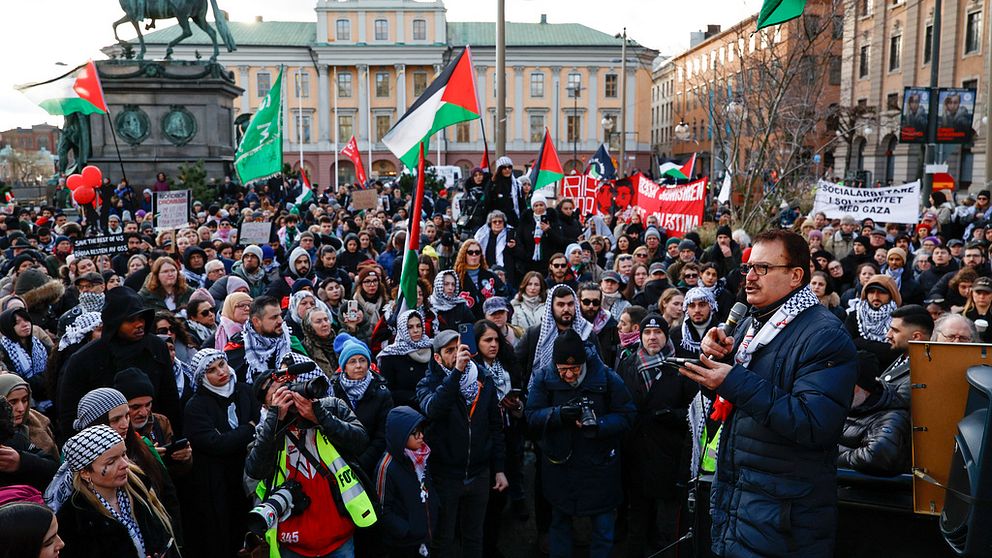 Människor samlade på en demonstration för Palestina