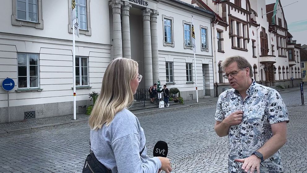 Kvinnlig reporter intervjuar man