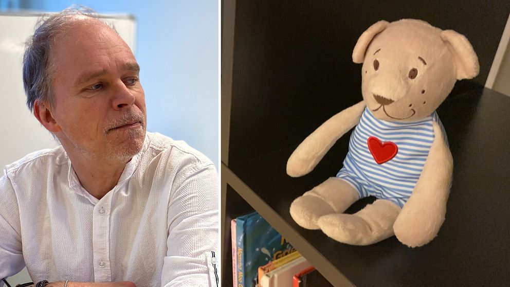 Delad bild. Vänster: En person i vit skjorta sitter inomhus. Höger: Gosedjur på en bokhylla.