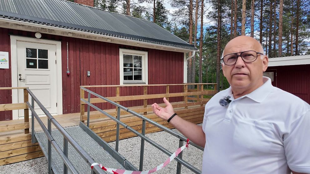 Hembygdsföreningens ordförande framför den nya bagarstugan.