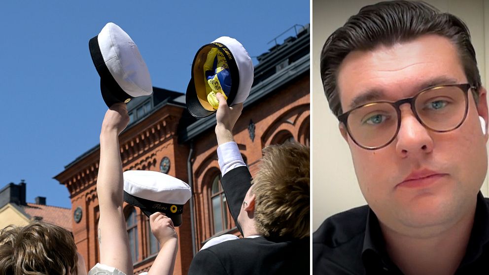 Elever med studentmössor lyfter sina hattar mot himlen i en festlig atmosfär utanför en röd tegelbyggnad. I en separerad del av bilden syns Jesper Knutson som vänder sig mot kameran.