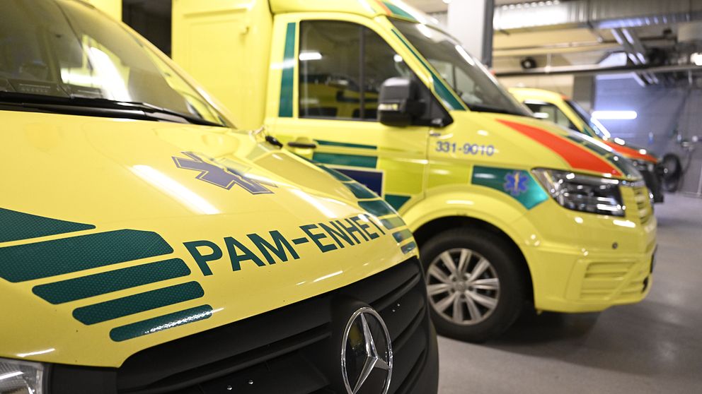 Ambulansfordon står uppradade i en garageanläggning.