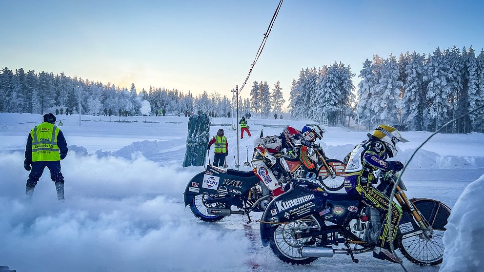 Ett gäng isracingförare gasar iväg från startlinjen i en kylslagen vintermiljö.