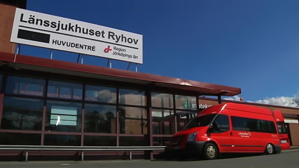 En färdtjänstbuss står framför Länssjukhuset Ryhov.