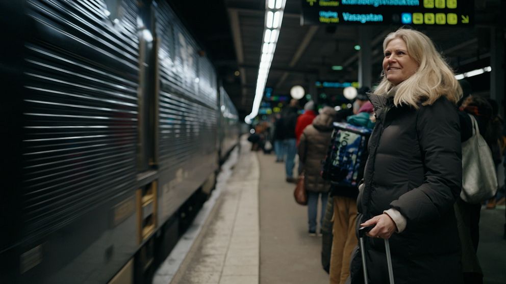 SVT:s Camilla Kvartoft på en tågperrong.