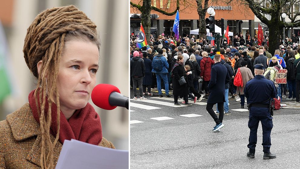 En kvinna framför en mikrofon och flera personer på plats på ett torg