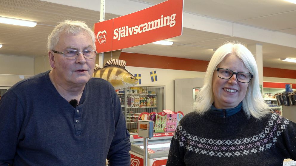 Christer Ruth och  Karin H Pettersson står inne i affären i Abborrträsk.