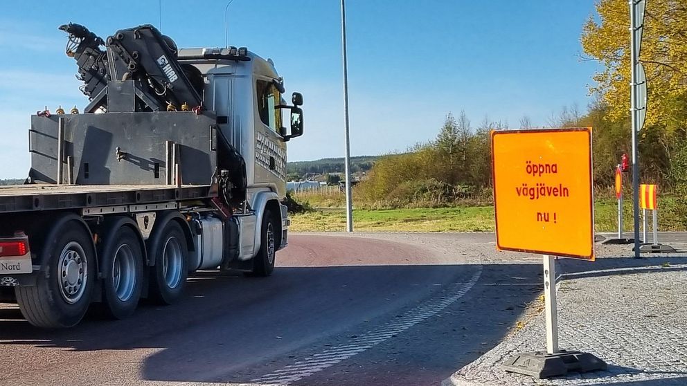 Lastbil kör förbi trafikskylt