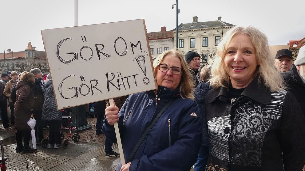 två kvinnor med skylt med texten ”Gör om gör rätt”