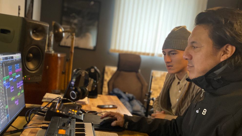 Cristoph Jeppsson stödjer Musikhjälpen lokalt med sin tolkning av Vi har bara varandra av Thomas Di Leva