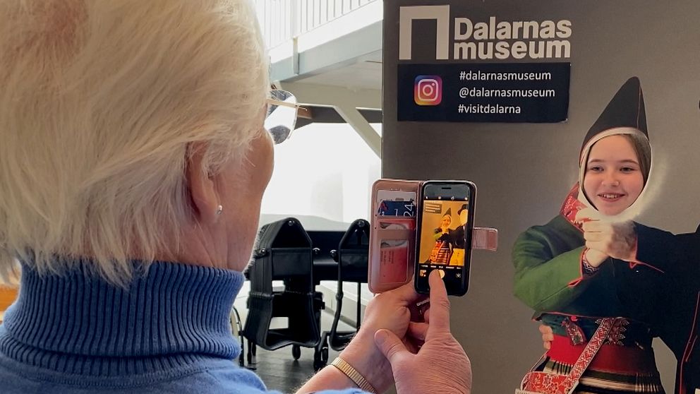 en farmor somk fotar sitt barnbarn på dalarnas museum