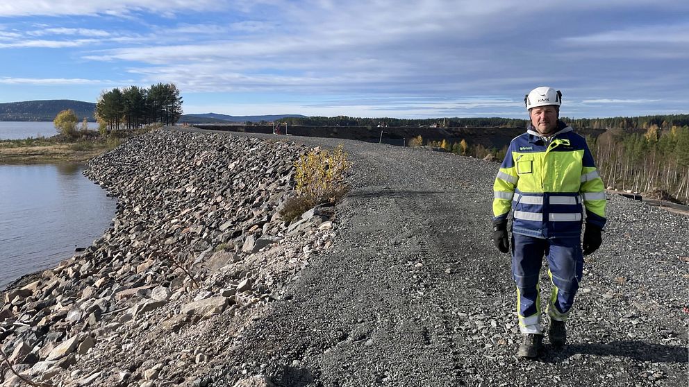 Projektledaren Per Skoog går uppe på den upprustade Letaforsdammen.