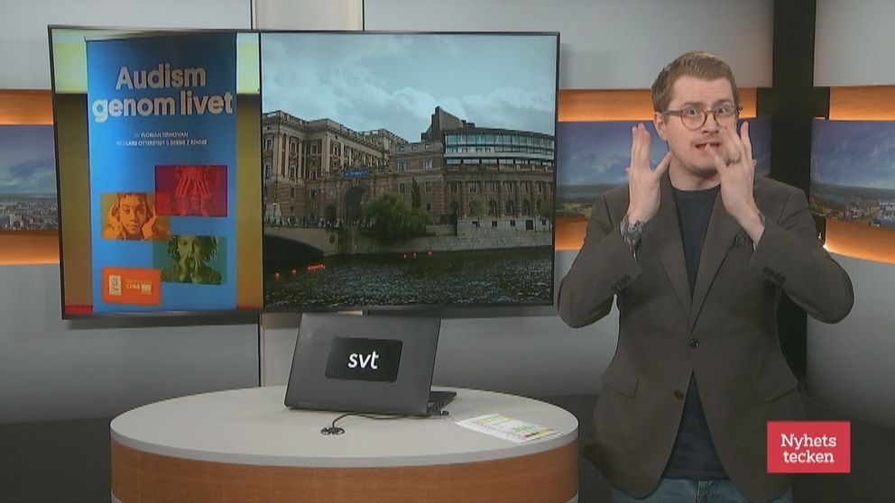 Programledare Magnus Bergevin berättar om föreställningen ”Audism genom livet” ska visas i Riksdagen.