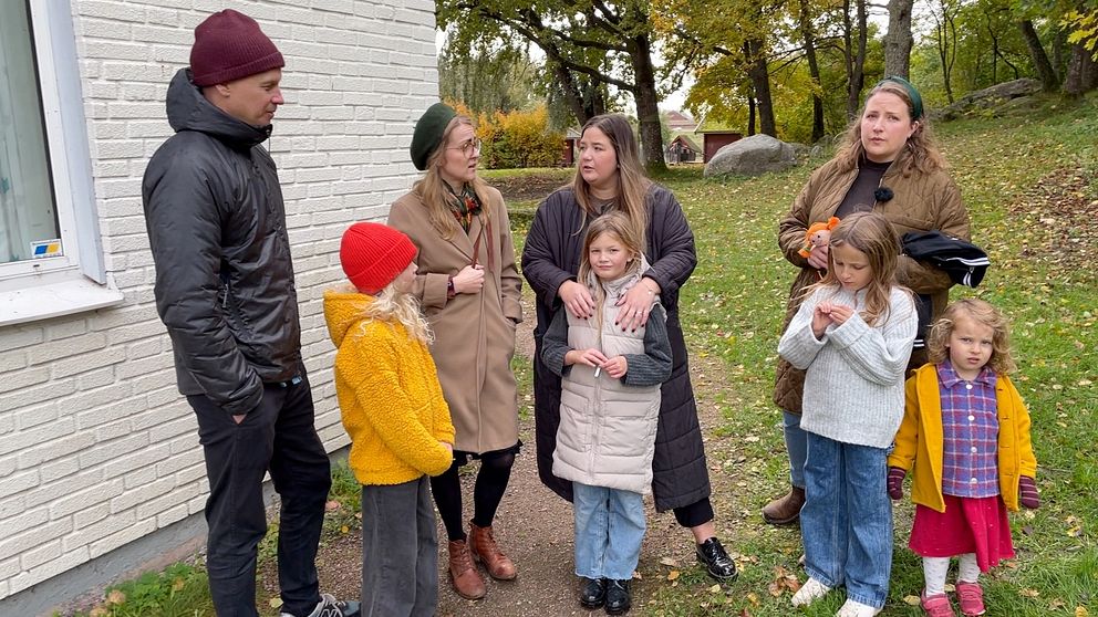 Föräldrar och barn vid Strömsholms skola. Det har startats en namninsamling för att rädda kvar mellanstadiet.