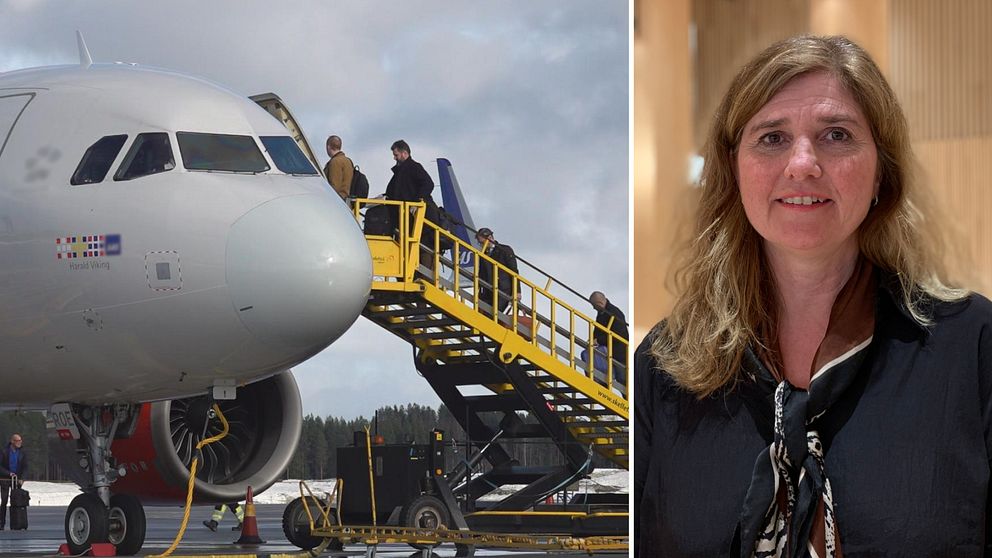 Ett flygplan där passagerare stiger ombord via en trappa samt en kvinna till höger