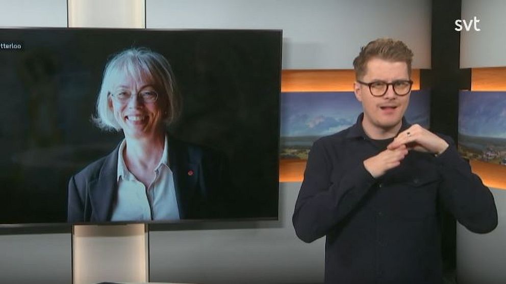 Programledaren tecknar en del av ordet ”äldrevägledare”
