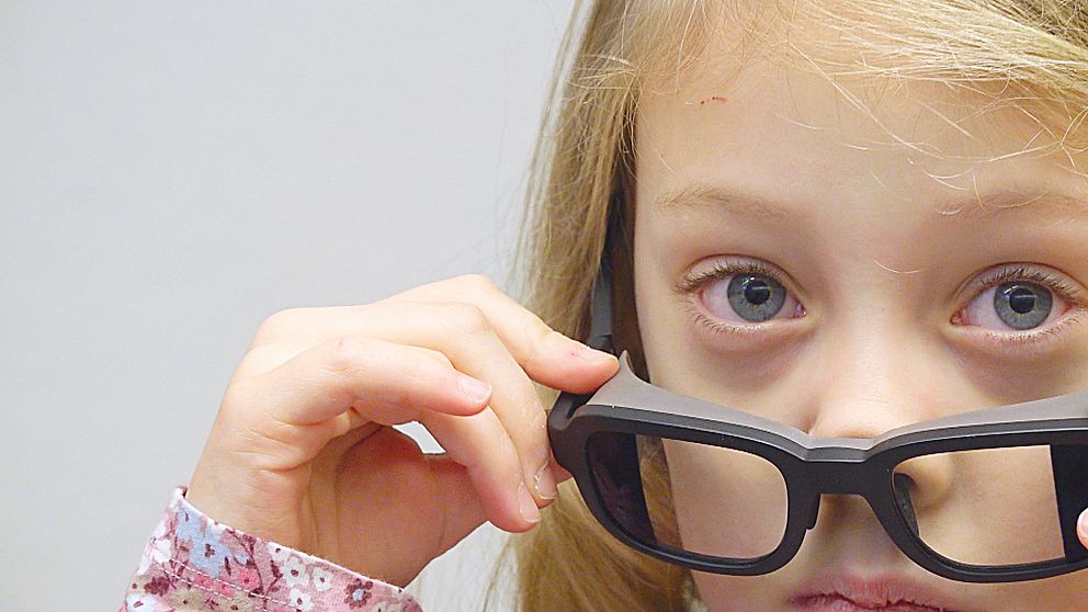 7-åriga Elise Gabrielsson i Boden visar upp de nya glasögonen.
