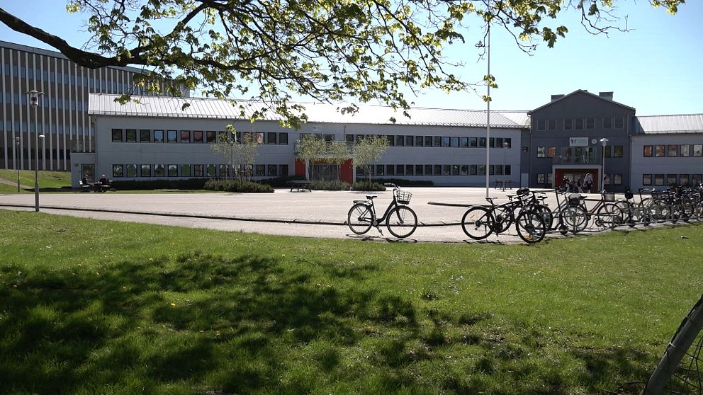 En bild på en skola med cyklar framför