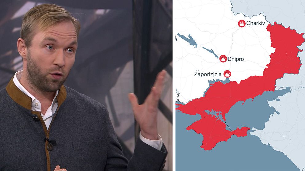 Blond man till vänster, karta på Ukraina med områden kontrollerade av Ryssland markerade i rött